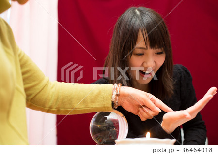 占い師　手相占い 36464018