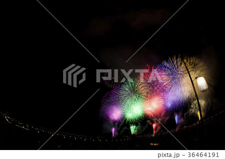 長岡花火 豪華な5色一斉打ち上げの写真素材