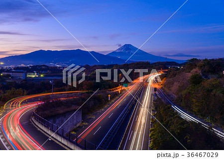 伊豆縦貫道三島塚原インターチェンジから夕暮れの富士山 36467029