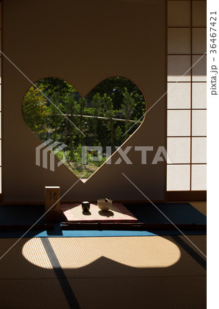 京都府綴喜郡宇治田原町の正寿院の猪目窓を撮影したもの 京都府綴喜郡宇治田原町の正寿院の猪目窓を撮影したもの 36467421