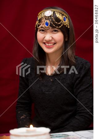 占い師　占う 36468827