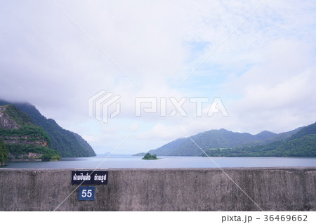 タイ国カンチャナブリー県ワチラーロンコーンダム Vajiralongkorn Dam の写真素材