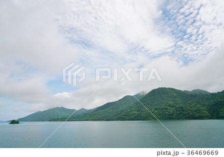 タイ国カンチャナブリー県ワチラーロンコーンダム Vajiralongkorn Dam の写真素材