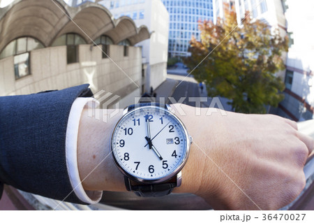 Businessman looking at his watch 36470027