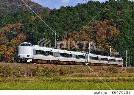 鉄道　列車　山陰本線　京都口　287系　園部～船岡　秋　築堤　南丹市　特急　JR西日本　嵯峨野線　き 36470282