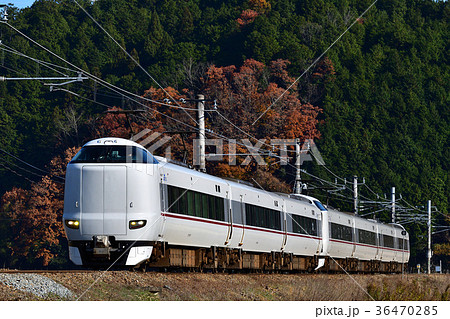 鉄道　列車　山陰本線　京都口　287系　園部～船岡　秋　築堤　南丹市　特急　JR西日本　嵯峨野線　き 36470285