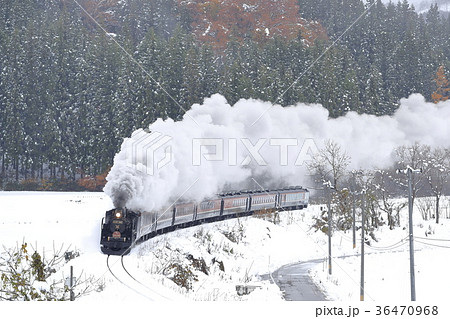 雪景色と紅葉の磐越西線SL 36470968