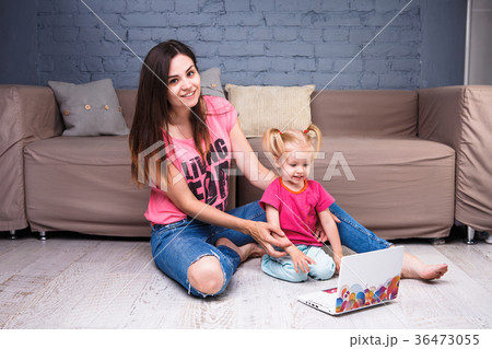 caucasian mother with daughter using computer  36473055