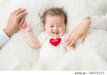 手をつなぐ赤ちゃん 36473157