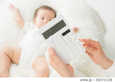 電卓と赤ちゃん 36473158