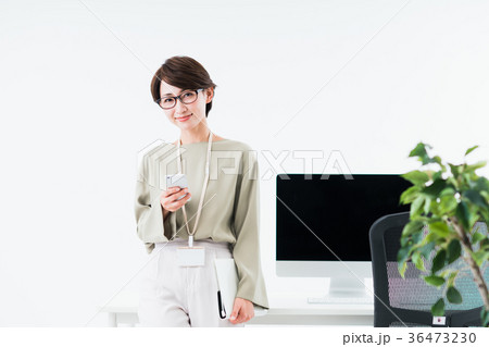 ビジネスウーマン（スマホ） 36473230