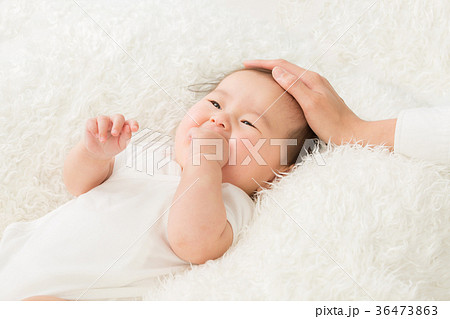 女性に撫でられる赤ちゃん 36473863