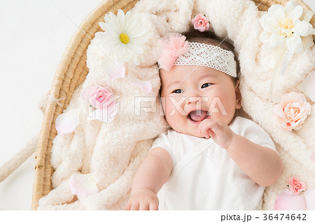 クーハンに入った赤ちゃん（笑顔） 36474642
