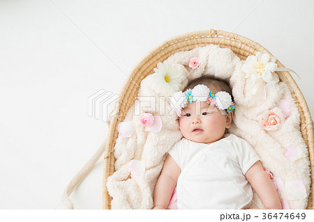 クーハンに入った赤ちゃんの写真素材