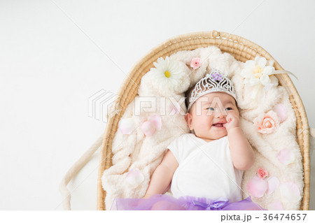 おもちゃの王冠をかぶる赤ちゃん 笑顔 の写真素材