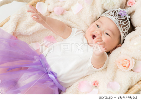 おもちゃの王冠をかぶる赤ちゃん（笑顔） 36474663