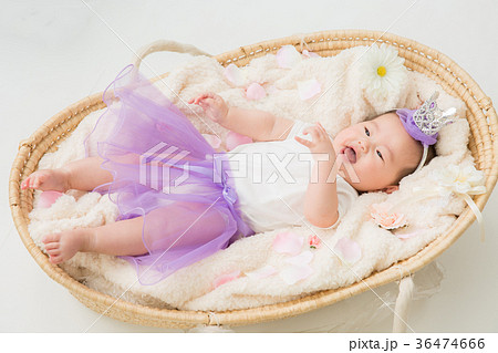 おもちゃの王冠をかぶる赤ちゃん（笑顔） 36474666