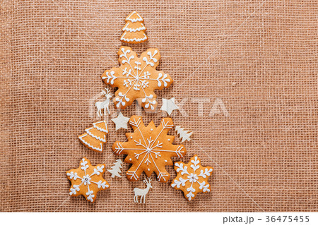 Christmas tree made of gingerbread cookies  36475455