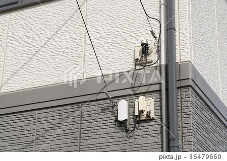 住宅の引き込み線 電気 電話の写真素材