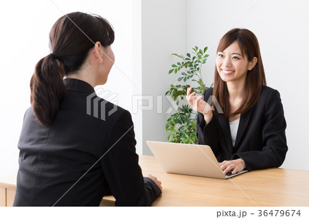 向かい合って話すビジネスウーマン 36479674
