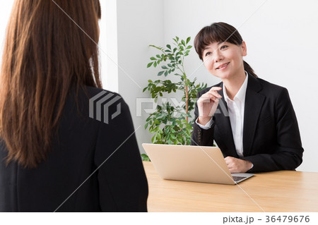 向かい合って話すビジネスウーマン 向かい合って話すビジネスウーマン 36479676
