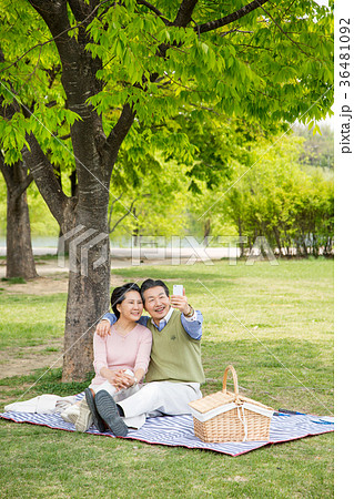 an elderly couple life, very harmoniously like newlyweds 295 36481092