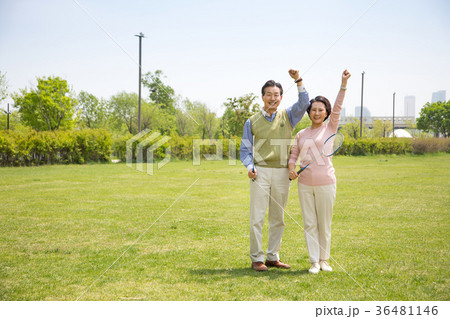 an elderly couple life, very harmoniously like newlyweds 323 36481146