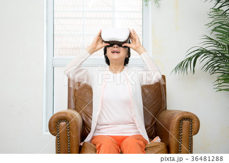 an elderly couple life, very harmoniously like newlyweds 376 36481288