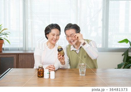 an elderly couple life, very harmoniously like newlyweds 393 36481373
