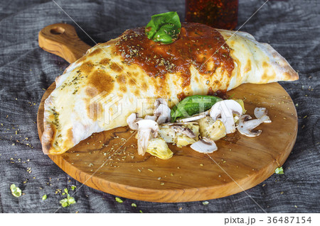 Calzone pizza 36487154
