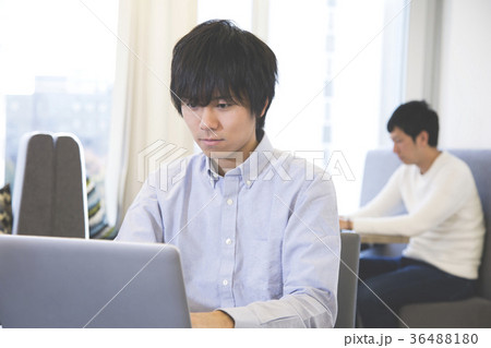シェアオフィスで仕事する若い男性 シェアオフィスで仕事する若い男性 36488180