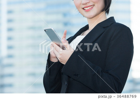 ビジネスウーマン(スマホ) 36488769