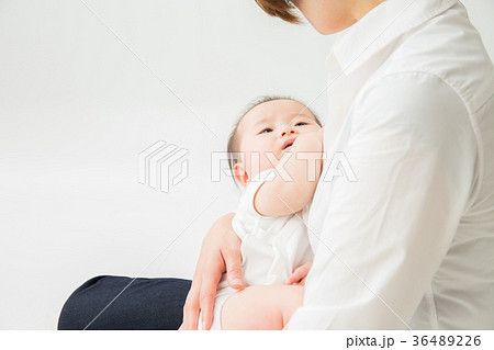 抱っこされる赤ちゃん 36489226