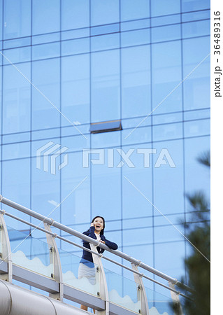 ビジネスウーマン ビル 考え 36489316