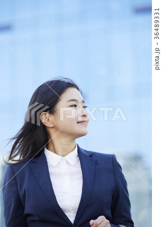 ビジネスウーマン 屋外 室外 36489331