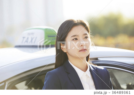 ビジネスウーマン 若い女性 通勤 36489361