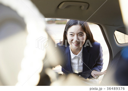 ビジネスウーマン 若い女性 通勤 36489376