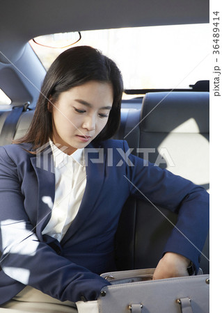 ビジネスウーマン 若い女性 通勤 36489414