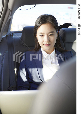 ビジネスウーマン 若い女性 通勤 36489418