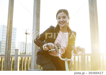 ビジネスウーマン 自転車 若い女性 36489427