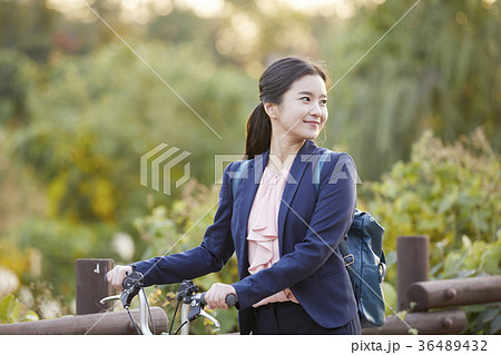 振り返っ表示 振り向く ビジネスウーマン 36489432