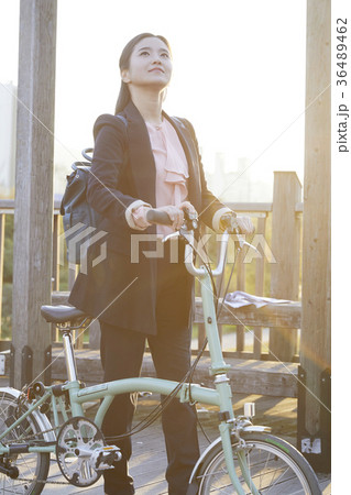 ビジネスウーマン 屋外 室外 36489462