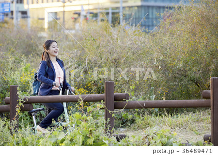 公園 ビジネスウーマン 女性 36489471