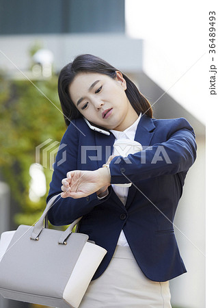 ビジネスウーマン 時間確認 屋外 36489493