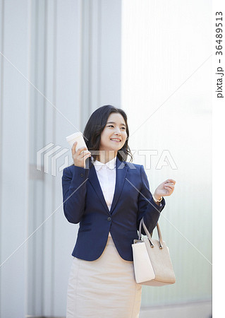 ビジネスウーマン 屋外 室外 36489513