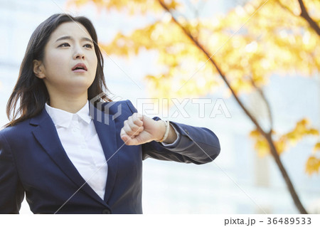 ビジネスウーマン 時間確認 屋外 36489533