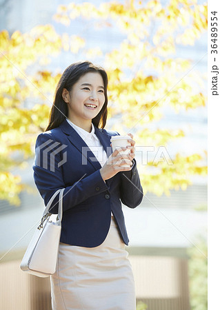 秋 ビジネスウーマン 屋外 36489554