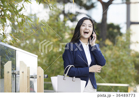 ビジネスウーマン 屋外 室外 36489773
