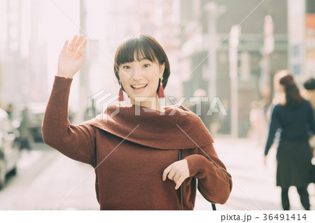 20代女性 待ち合わせ デート 街角 20代女性 待ち合わせ デート 街角 36491414