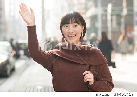 待ち合わせをする若い女性 デート 銀座 待ち合わせをする若い女性 デート 銀座 36491415